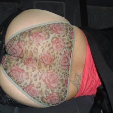 Chick in the car bend shaped ass  