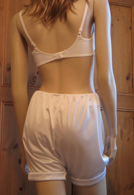 Women in vintage lingerie - Adult Pictures HQ XXX Image Cotton and latex thread