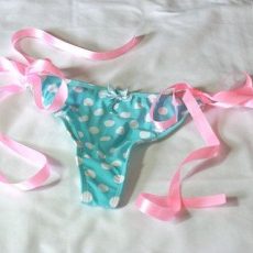 Thongs and knickers with a ribbon 