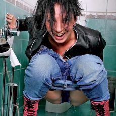 Women pissing in panties Women pissing in panties
