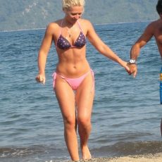 More of cameltoes! More of cameltoes!
