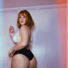 Girls wearing booty shorts Girls wearing booty shorts